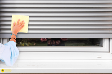 Limpieza de persiana en ventana de PVC en San Juan de Alicante.